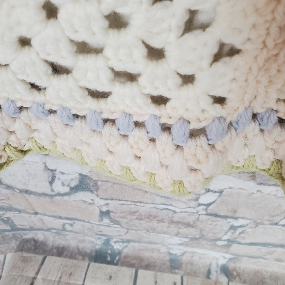 Vintage Handknit 3D Granny Square Cottagecore Lap Crib Blanket  Cream Peach - Picture 8 of 9